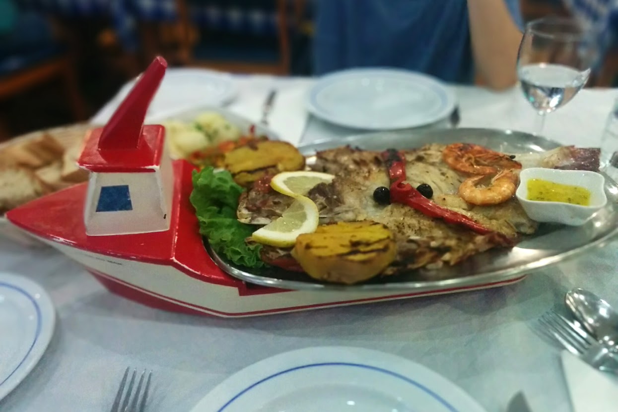 Travessa de peixe, no restaurante A Traineira