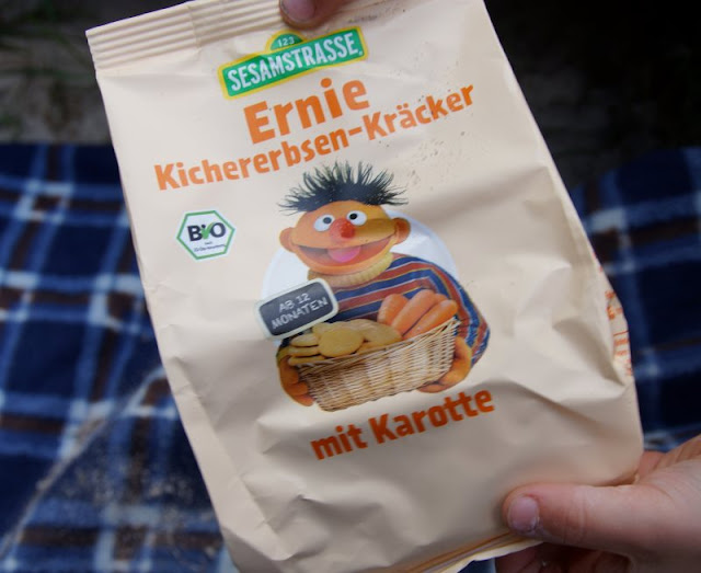 So macht Lernen Spaß: Ein Picknick mit Zahlenkeksen am Strand. Von der Sesamstrasse Bio gibt es auch Kichererbsen-Kräcker als herzhaften Snack.