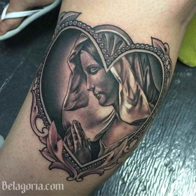 un tatuaje de la virgen maria