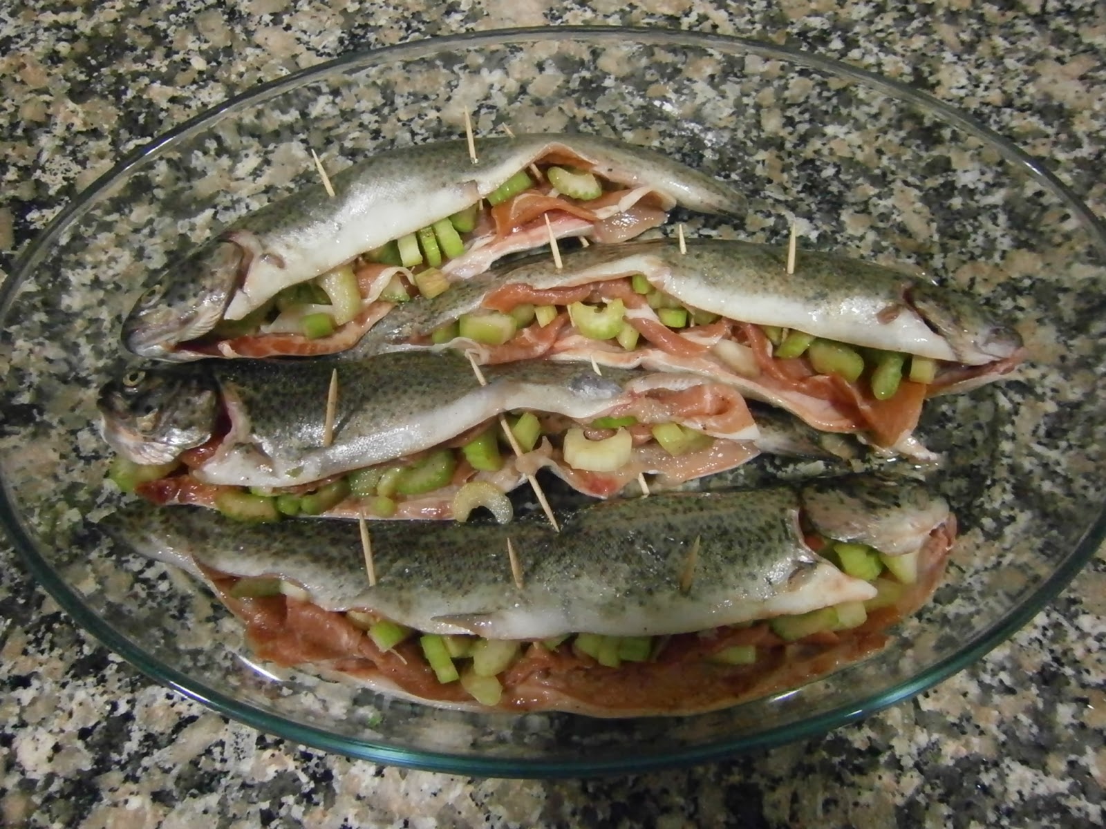 OSUKAA IS COOKING: TRUCHAS AL HORNO RELLENAS DE APIO Y JAMÓN / BAKED ...