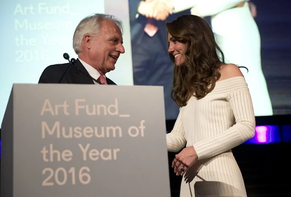 Kate Middleton presents the Art Fund Museum award 2016. Kate Middleton wore Barbara Casasola off-the shoulder knit dress