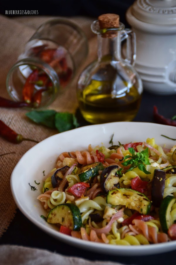 ENSALADA DE PASTA CON VERDURAS ASADAS, ALIÑO DE AJO Y LIMÓN