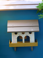 Lombház építése gyerekeknek madáretetővel