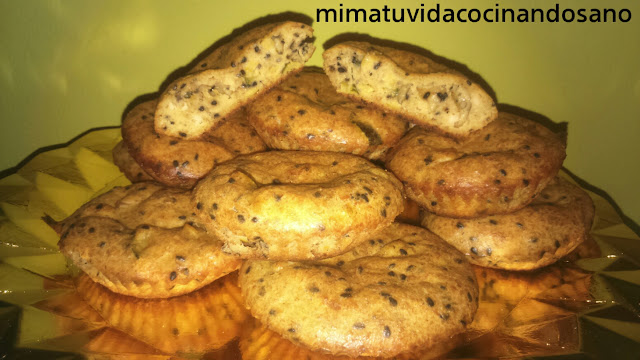 Muffins de atún, calabacín y aceitunas con semillas de sésamo negro