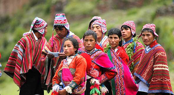Tarian Tradisi dan Tepuk Tangan, Sosial Masyarakat Peru