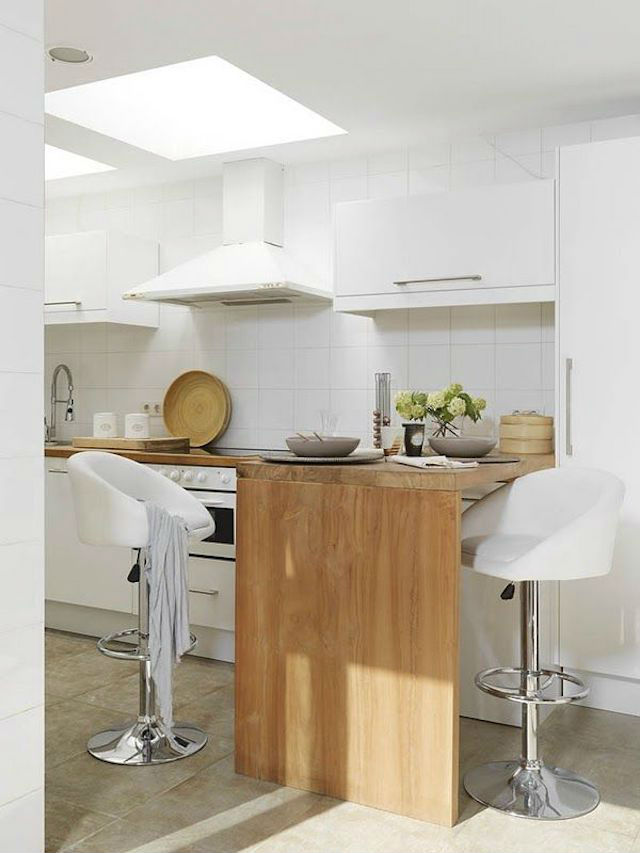 cocina con barra de madera
