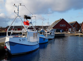 Tipps für einen Tag rund um Skagen. Teil 2: Der Hafen, die Stadt, ein hyggeliges Café und Aalbaek. Im Hafen liegen Fischerboote und es gibt frischen Fisch vom Kutter.