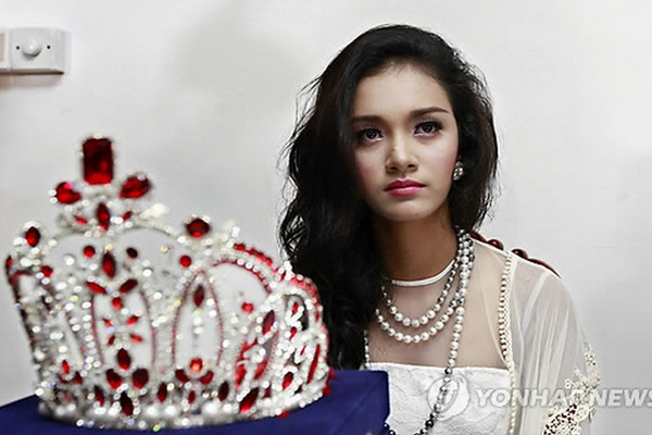Miss Myanmar con la corona robada en Corea
