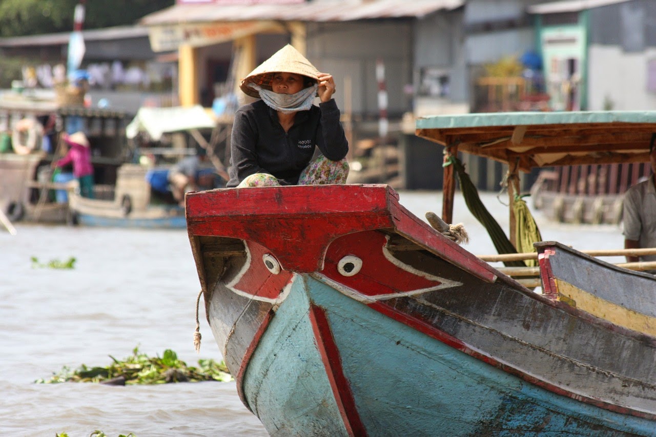  Asia sudoriental - un vietnamista navegando en el rio