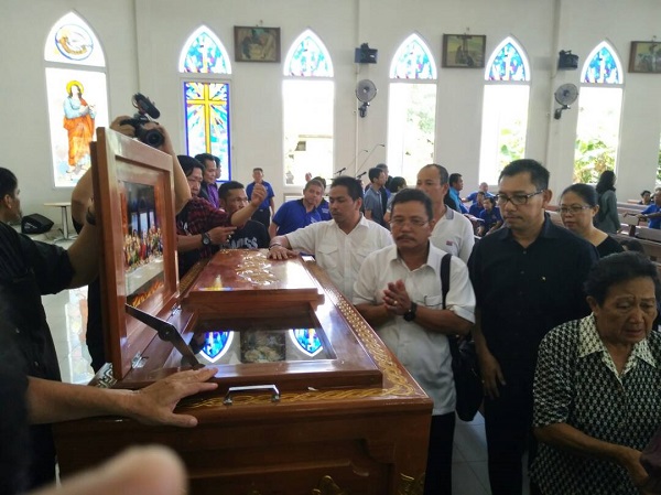 Bupati Rupinus Ikut Misa Requem Ibu Bernadeta Oepang Oeray di Gereja Keluarga Kudus Pontianak