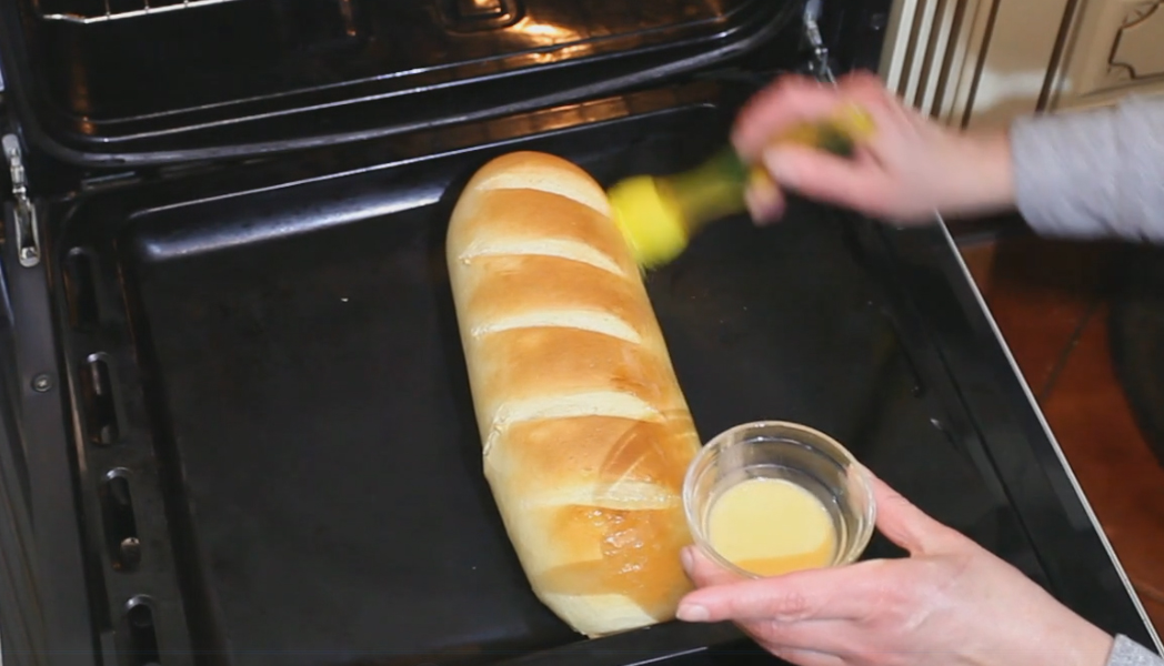 чем смазывают батоны. белый хлеб в духовке. воздушный хлеб в духовке. батон с цельнозерновой муки. батон сайка ссср.