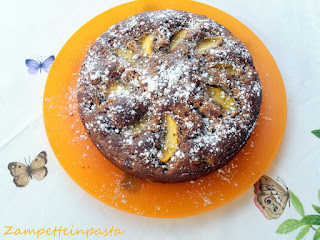 Torta con pesche e farina di grano saraceno