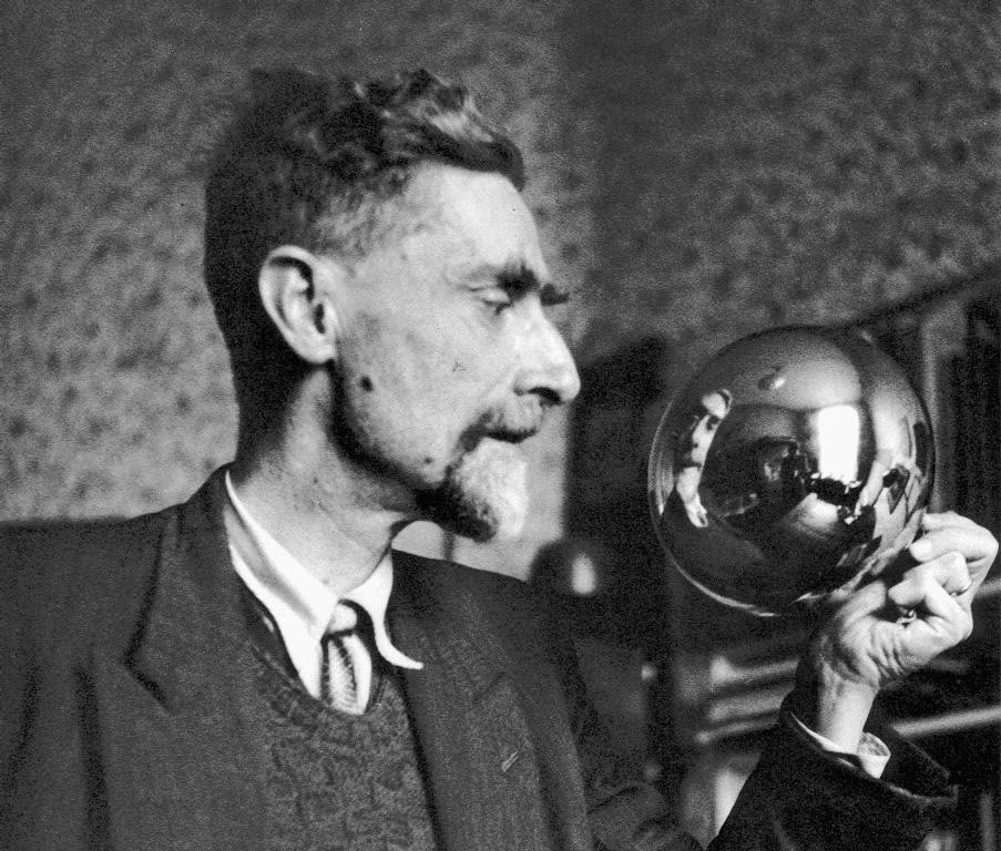 Maurits+Cornelis+Escher,+Self-portrait+with+a+convex+mirror.jpg