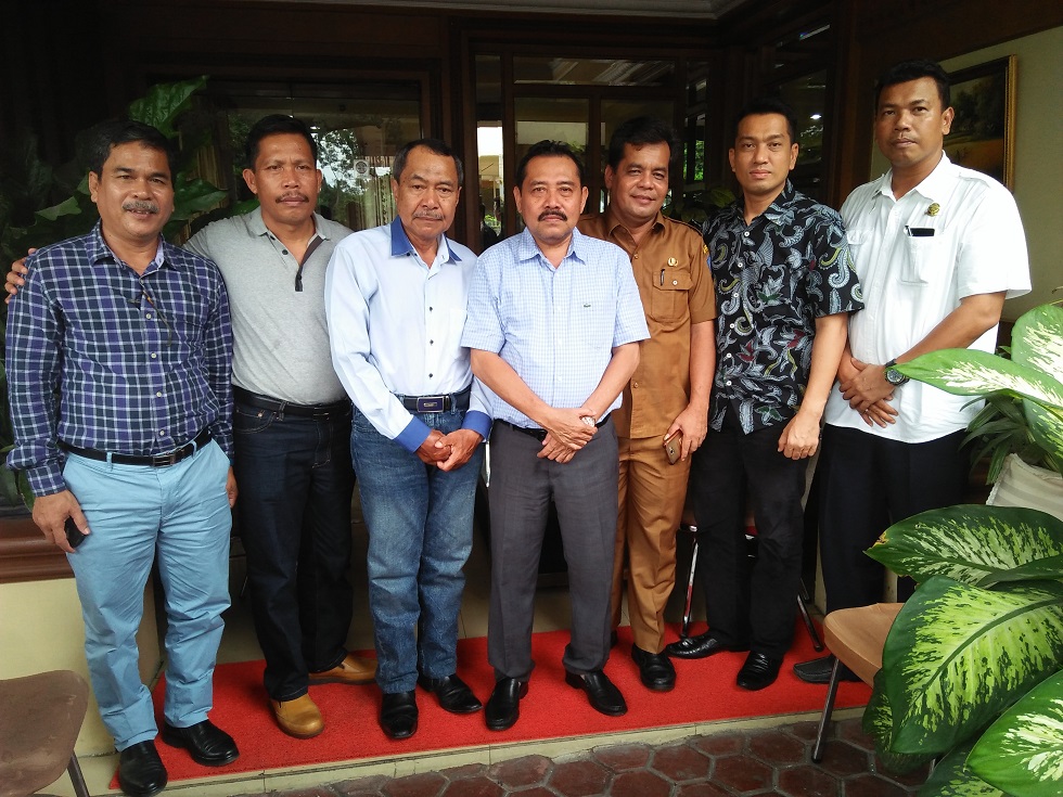 Plt Sekdakab Labuhanbatu Ahmad Muflih foto bersama dengan H Husni Taufik dari Staf Kedutaan Atase Perdagangan Rusia bersama sejumlah Kepala OPD Labuhanbatu.  Plt Sekdakab Labuhanbatu Ahmad Muflih foto bersama dengan H Husni Taufik dari Staf Kedutaan Atase Perdagangan Rusia bersama sejumlah Kepala OPD Labuhanbatu.