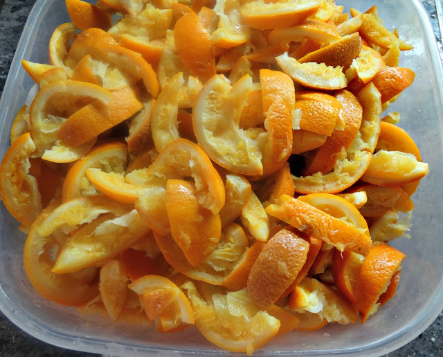 Cascaritas de naranja preparadas para el escaldado