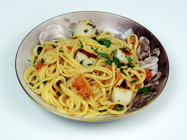 Pan Seared Scallops with Linguine and Tomato Cream Sauce for 
