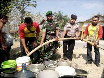 BABINSA KARANGANOM BANTU PENDISTRIBUSIAN AIR BERSIH
