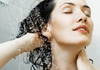  Hindari Mencuci Rambut dengan Air Panas