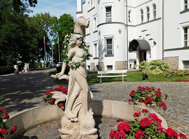 jedna z rzeźb pałacowych figura, ogród, pałac, Sulisław, Grodków