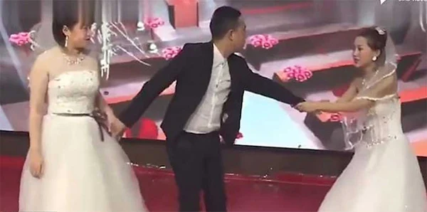  Bride left aghast after groom’s ex-girlfriend crashes wedding in bridal gown, Beijing, News, Marriage, Religion, Humor, Social Network, Video, World, China