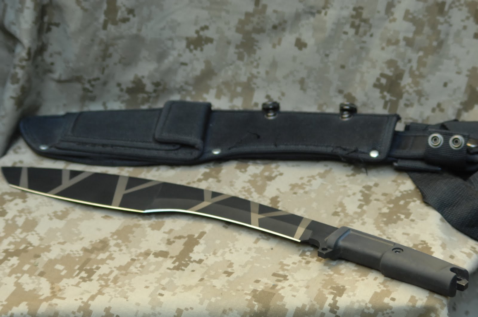 Cuchillos y Supervivencia en Chile.... machete EXTREMA RATIO, tipo KUKHRI