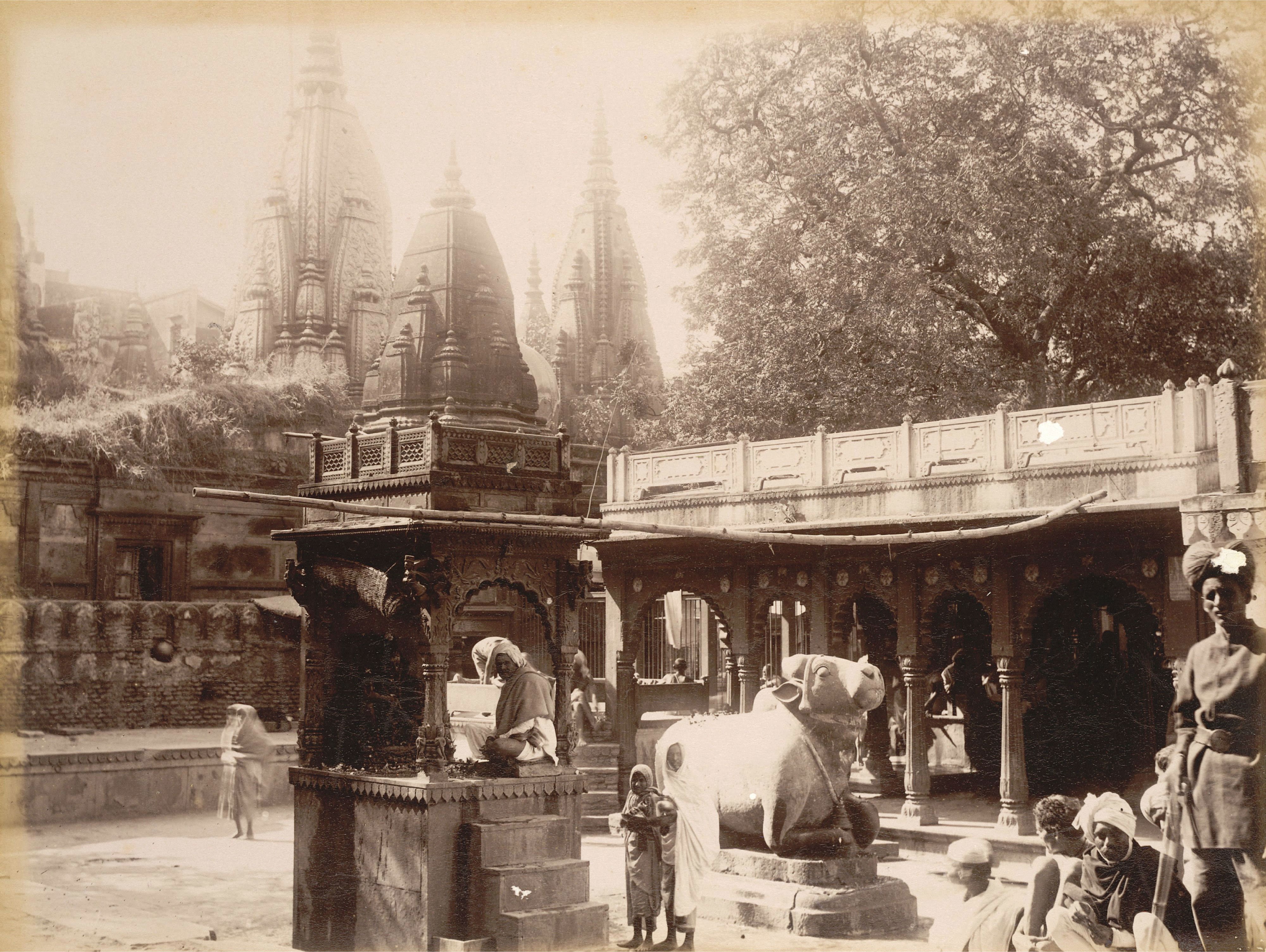 kashi-vishwanath-temple-complex-with-sacred-bull-nandi-statue