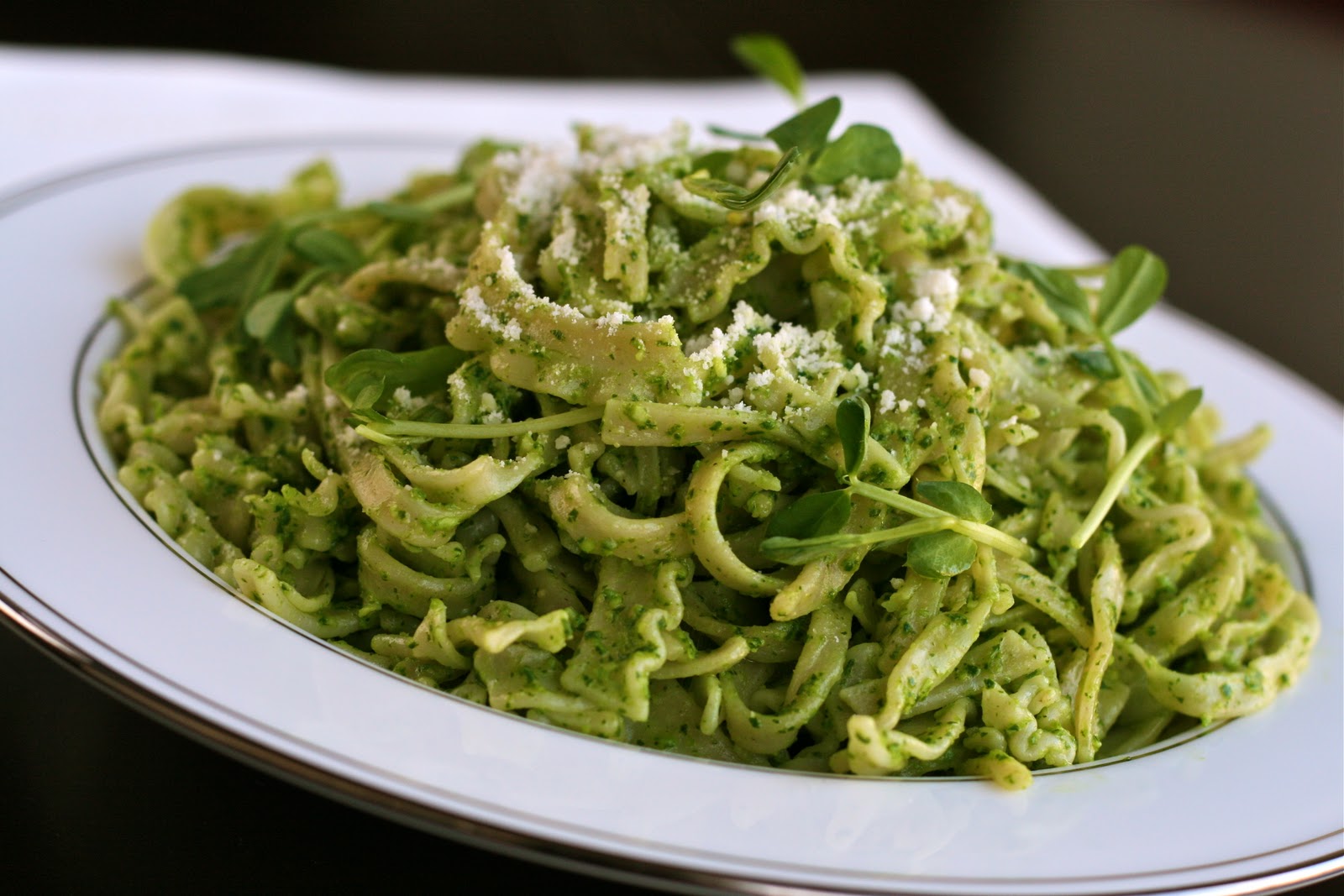 макароны с томатным песто. паста с соусом песто с базиликом. песто. паста песто с чем едят. паста фузилли с песто.