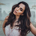 Mulher rouba beijo de Anitta durante entrevista