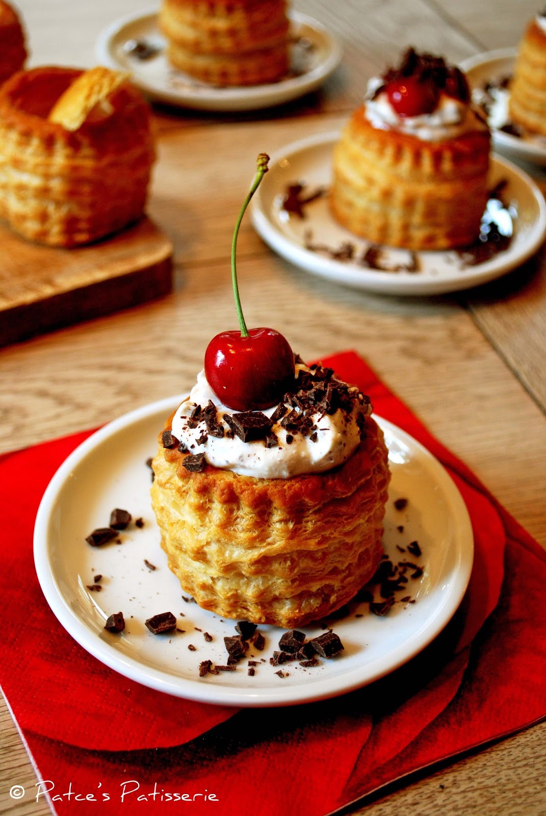 Süße Blätterteig-Pasteten mit Amarena-Kirschen &amp; Ricotta