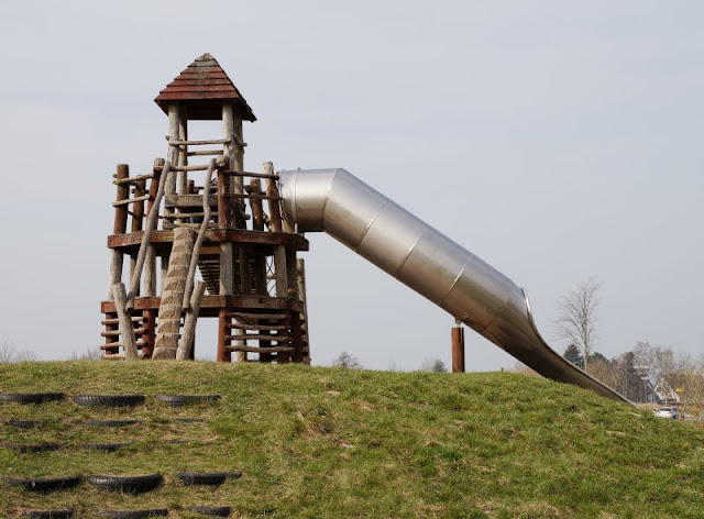 Kinder brauchen Abenteuer! Zwei spannende Abenteuer-Spielplätze in der näheren Umgebung von Kiel. Auf dem Kinderabenteuerland Wendtorf findet Ihr Rutschen für kleine und große Kinder.