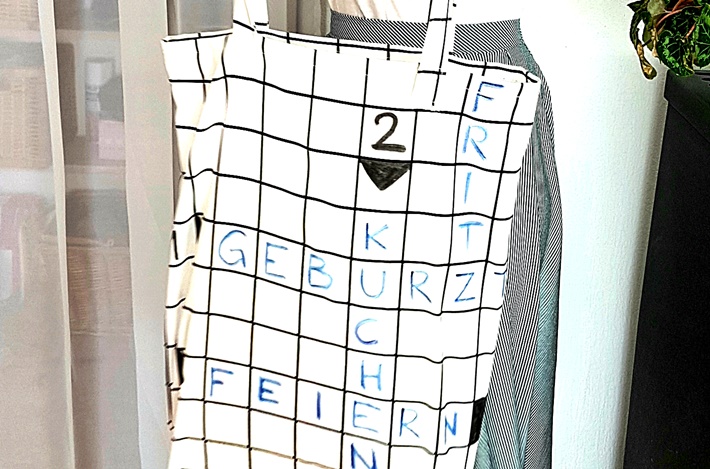 Stofftasche im Kreuzwortraetsel Design Stoffbeutel mit Kreuzwortraestel aufgemalt DIY vonKarin