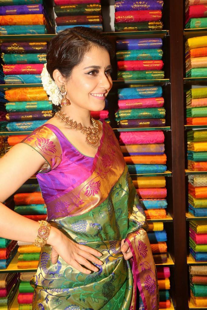 [Image: Raashi-Khanna-Stills-At-South-India-Shop...nch-05.jpg]