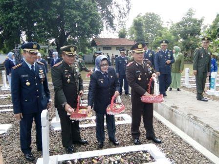 Upacara Ziarah dalam Rangka Memperingati HUT TNI KE-71 Tahun 2016 Upacara Ziarah dalam Rangka Memperingati HUT TNI KE-71 Tahun 2016
