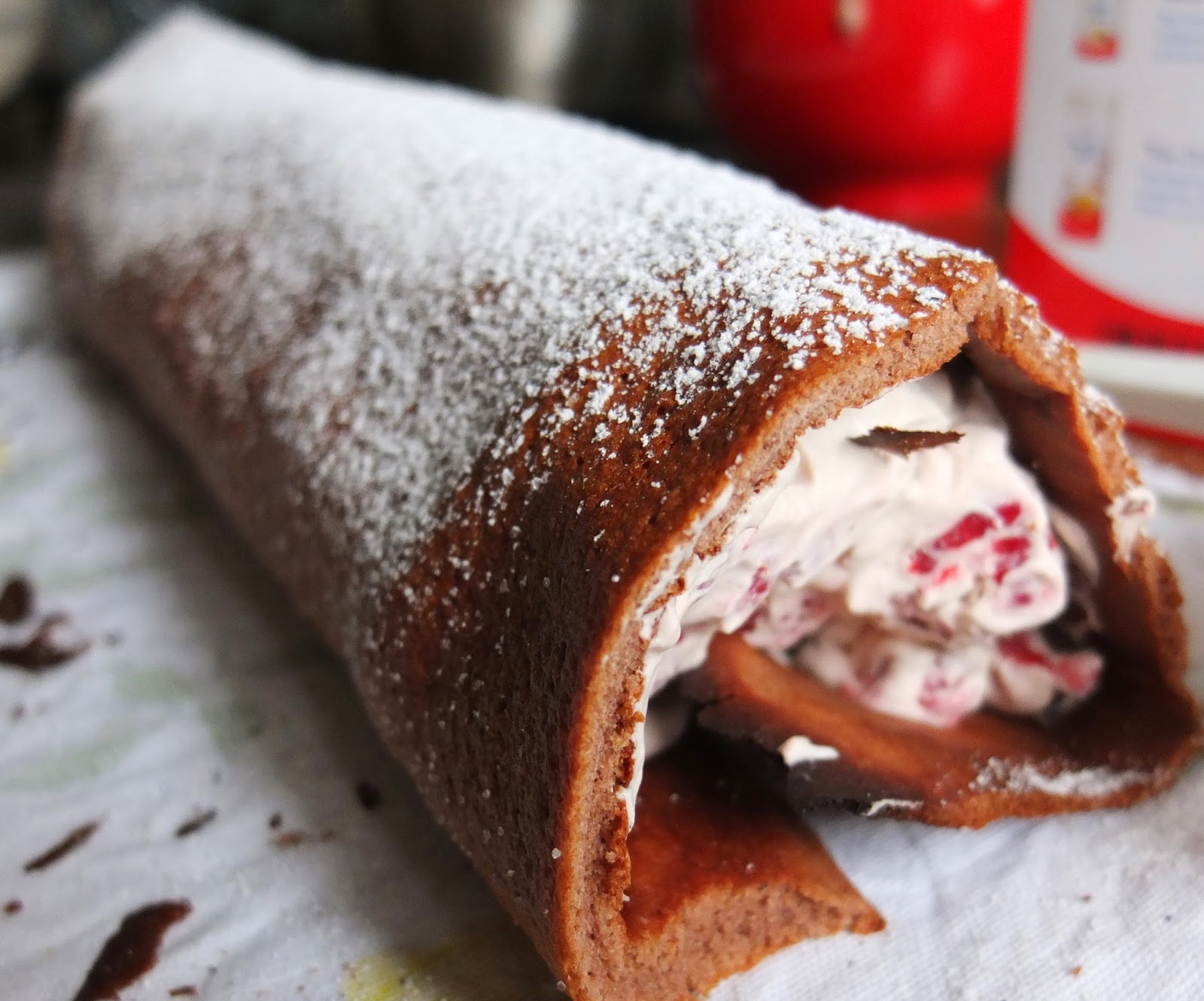 Kakao-Biskuitrolle mit Himbeeren