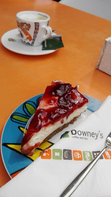 Kop cappuchino met versgemaakte kersen-monchoutaart bij Downey's in Amersfoort. Kop cappuchino met versgemaakte kersen-monchoutaart bij Downey's in Amersfoort.