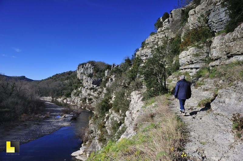 félicienne blachier sur le sentier de la baume ardeche photo pb