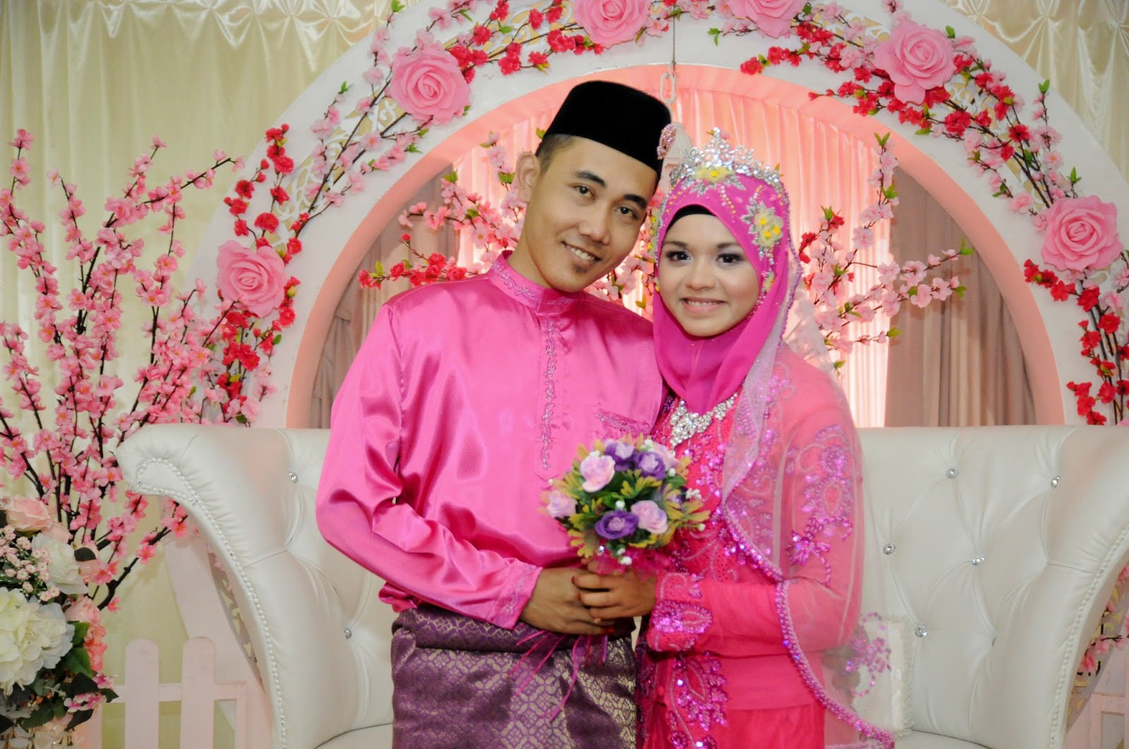 gaun pernikahan pink sepanjang lengan