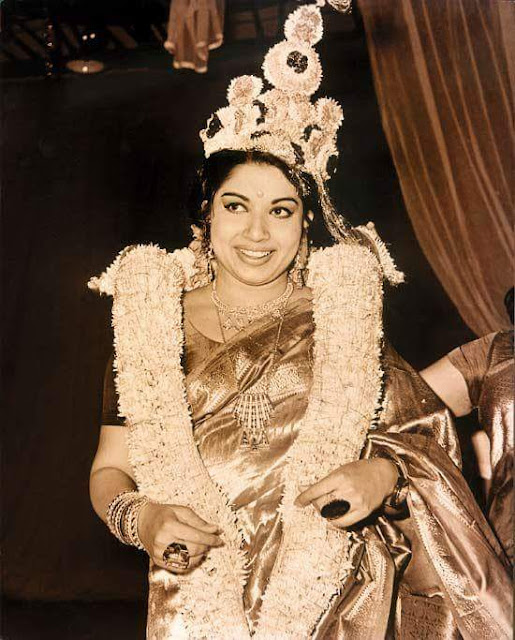 மக்களாட்சியில் நடக்கும் ஊழலைப் போல மன்னராட்சியிலும் நடந்திருக்கலாம் அல்லவா? மக்களாட்சியில் நடக்கும் ஊழலைப் போல மன்னராட்சியிலும் நடந்திருக்கலாம் அல்லவா?
