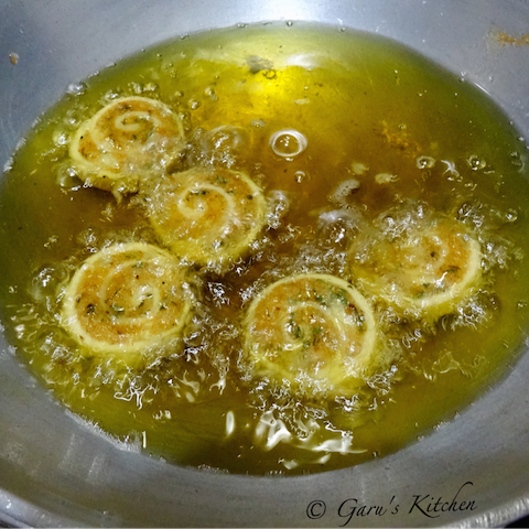 samosa pinwheels recipe | samosa bites recipe | aloo bhakarwadi recipe