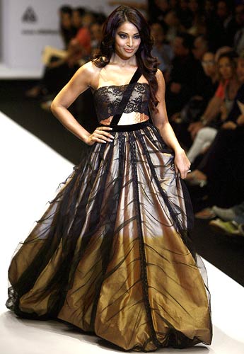 tamil cinema foto: Bollywood Beauties in Gown