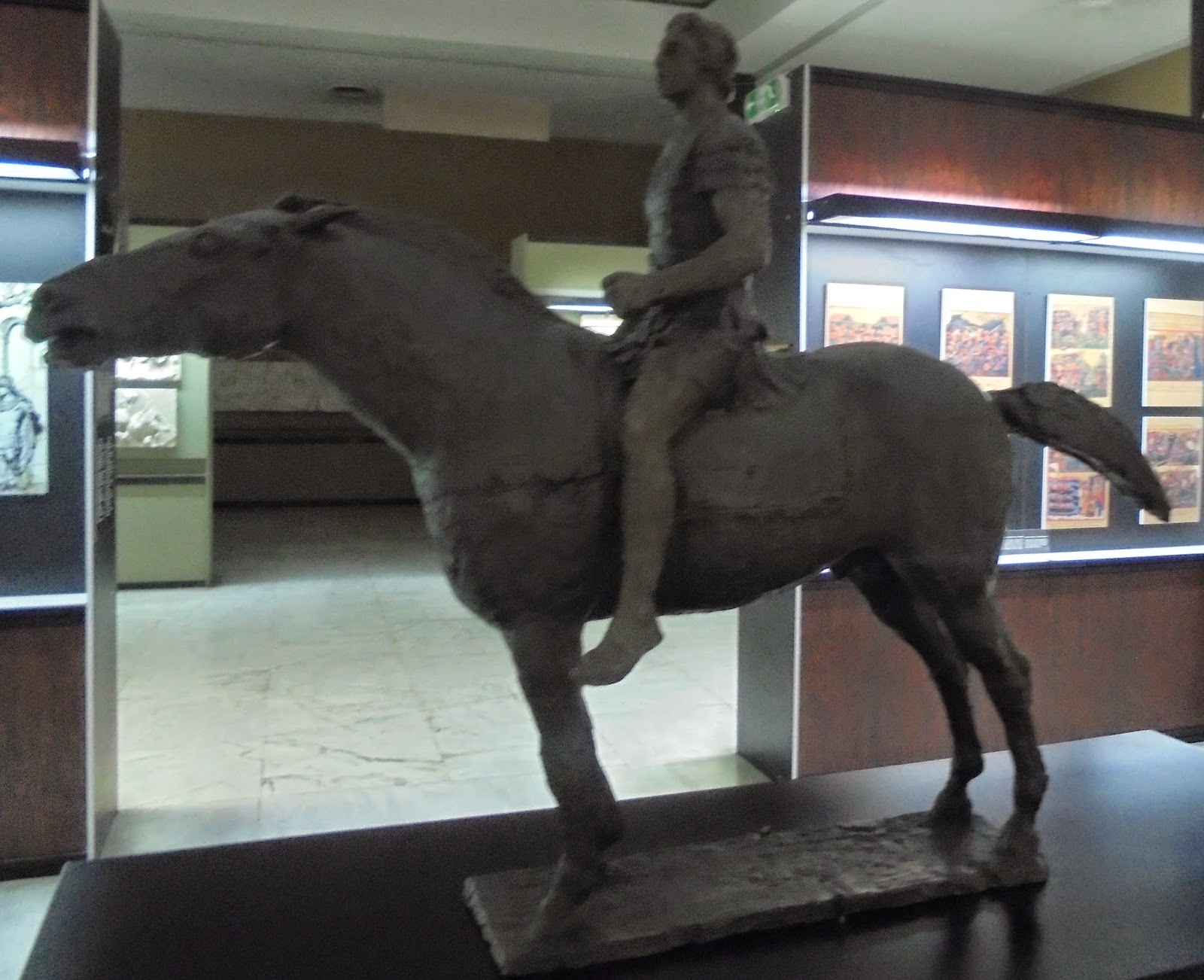το έργο Ο Μέγας Αλέξανδρος Έφιππος του Γιάννη Παππά στο Πολεμικό Μουσείο των Αθηνών