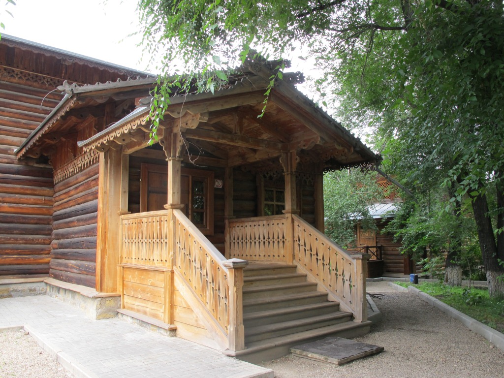 Резное деревянное крыльцо. Семенково крыльцо. Деревянные резные крылечки. Деревянные крылечки. Крыльцо избы.