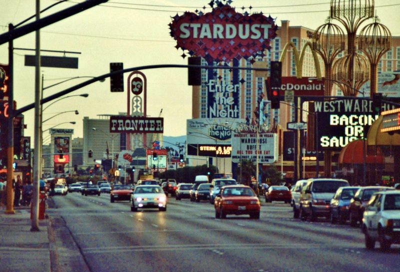 50 Fascinating Photos of Las Vegas in the Beginning of the Megaresort