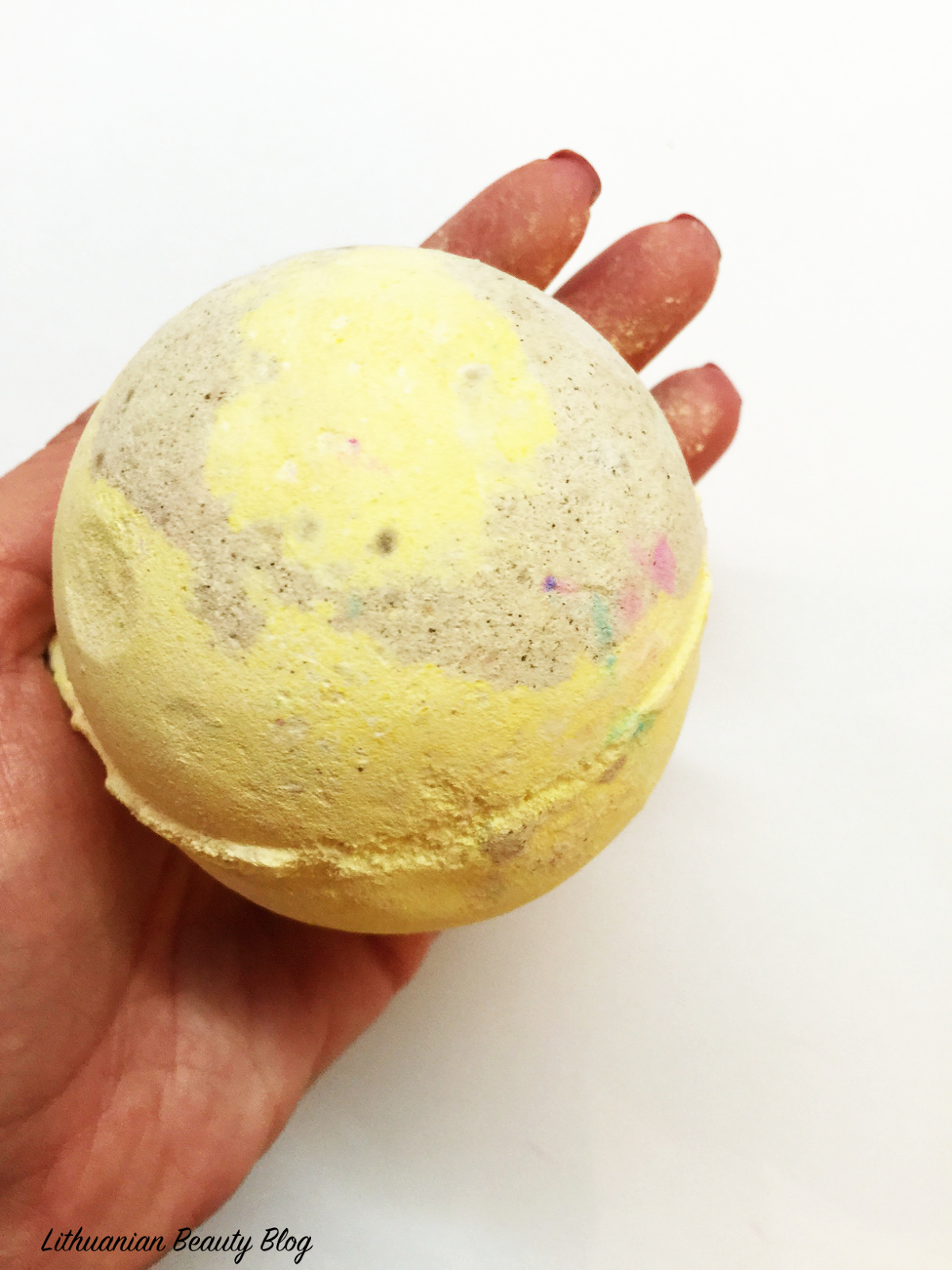 Lush Honey Bee vonios bomba Lithuanian Beauty Blog