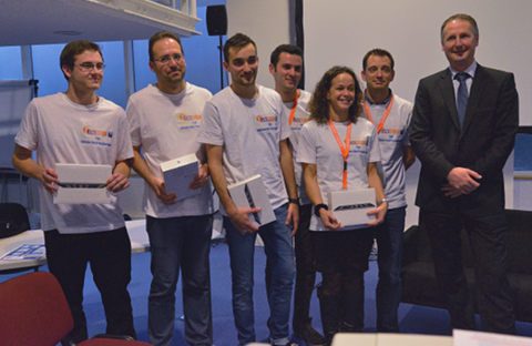 Les lauréats du hackathon (avec Serge Matry)