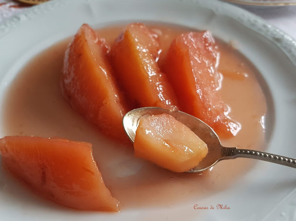 Membrillos escalfados con agua de rosas