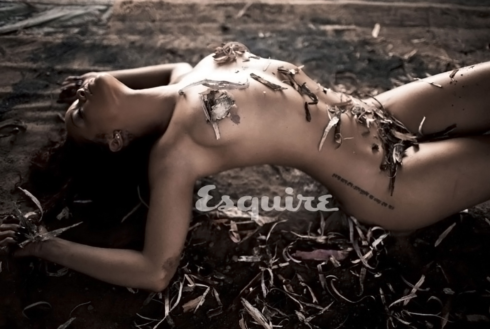 http://4.bp.blogspot.com/-0v7J9QJ8HUE/TpRVD2F3V8I/AAAAAAAACSc/dzH1MwXkBYI/s1600/Rihanna+nude+in+Esquire+November+2011+hot+naked+1.jpg