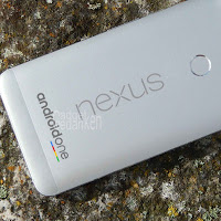 Smartphone mit Nexus und Android One Schriftzug