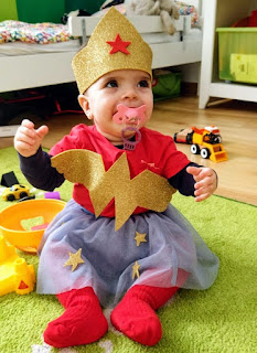 Bebé disfrazada de Wonder Woman Sonrisa despeinada-EERR-Displasia Cleidocraneal-FEDER-blog-Familias Diversas