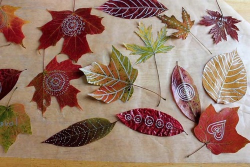 http://prazdnichnymir.ru/ Фантазии из листьев на листе бумаги, аппликации из листьев